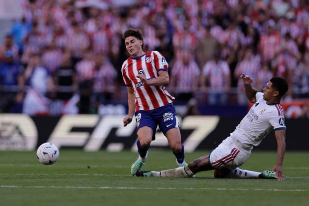 Jude Bellingham of Real Madrid CF and Julian Alvarez of Atlético de Madrid battle for the ball during the LaLiga EA Sports match between Club Atlético de Madrid and Real Madrid CF at Riyadh Air Metropolitano on September 20, 2026, in Madrid, Spain. Photo by Manu Reino, DeFodi Images