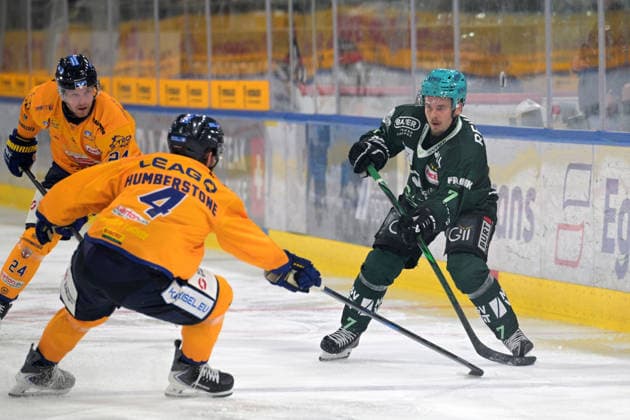 Justin Buesing of the Bietigheim Steelers, No. 7, battles for the puck against John Broda of the Lausitzer Fuechse, No. 24, and Brett Humberstone of the Lausitzer Fuechse, 04 Bietigheim Steelers vs. Lausitzer Fuechse, Ice Hockey, DEL 2, 2026–2027 Season, September 20, 2026, Bietigheim Steelers vs. Lausitzer Fuechse, ice hockey, DEL 2, 2026–2027 season, September 20, 2026, Bietigheim Copyright: xEibner-Pressefotox EP_TBR