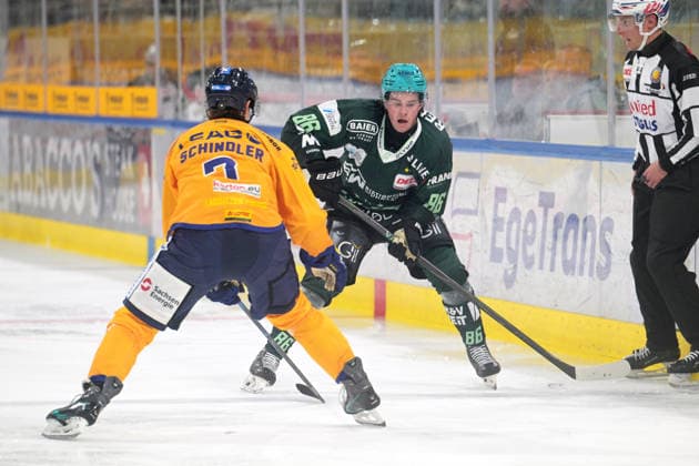 Nolan Ritchie (Bietigheim Steelers), No. 86, battling for the puck against Samuel Schindler (Lausitzer Fuechse), No. 07; Bietigheim Steelers vs. Lausitzer Fuechse, ice hockey, DEL 2, 2026–2027 season, September 20, 2026, Bietigheim Steelers vs. Lausitzer Fuechse, Ice Hockey, DEL 2, 2026–2027 Season, September 20, 2026, Bietigheim Copyright: xEibner-Pressefotox EP_TBR