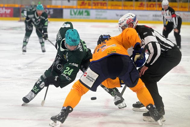 Cole Fonstad (Bietigheim Steelers), 24, in a battle for the faceoff with Adam Brady (Lausitzer Fuechse), 09, and Julian Rieneck (referee, linesperson 63), Bietigheim Steelers vs. Lausitzer Fuechse, ice hockey, DEL 2, 2026–2027 season, September 20, 2026 Bietigheim Steelers vs. Lausitzer Fuechse, ice hockey, DEL 2, 2026–2027 season, September 20, 2026 Bietigheim Copyright: xEibner-Pressefotox EP_TBR