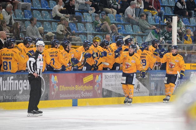 David Rundqvist of the Lausitzer Fuechse, 63, high-fiving teammates on the bench after the goal that tied the game at 2-2: Bietigheim Steelers vs. Lausitzer Fuechse, ice hockey, DEL 2, 2026–2027 season, September 20, 2026: Bietigheim Steelers vs. Lausitzer Fuechse, ice hockey, DEL 2, 2026–2027 season, September 20, 2026: Bietigheim Copyright: xEibner-Pressefotox EP_TBR