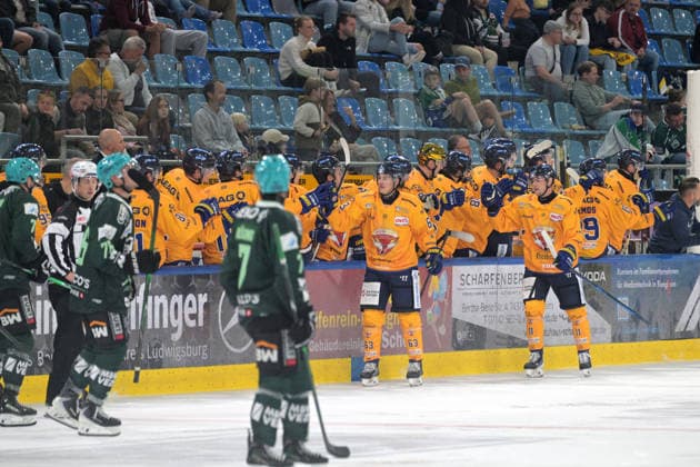 David Rundqvist of the Lausitzer Fuechse, 63, high-fiving teammates on the bench after the goal that tied the game at 2-2: Bietigheim Steelers vs. Lausitzer Fuechse, ice hockey, DEL 2, 2026–2027 season, September 20, 2026: Bietigheim Steelers vs. Lausitzer Fuechse, ice hockey, DEL 2, 2026–2027 season, September 20, 2026: Bietigheim Copyright: xEibner-Pressefotox EP_TBR