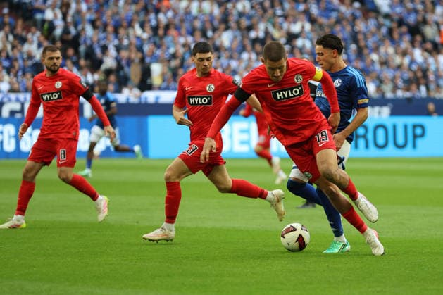 Lukas Pinckert of SV 07 Elversberg during the 2026–27 Bundesliga 1 match between FC Schalke 04 and SV Elversberg. Copyright Thomas Pakusch Copyright: Thomas Pakusch