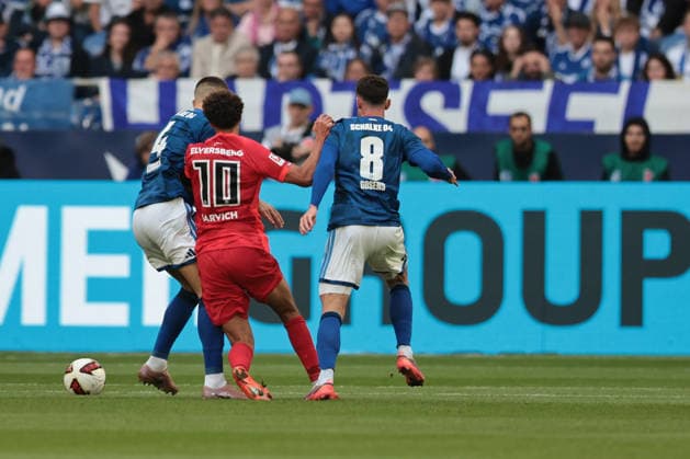 Hasan Kurucay (FC Schalke 04), Noah Darvich (SV 07 Elversberg), and Robin Gosens (FC Schalke 04) during the 2026–27 Bundesliga match between FC Schalke 04 and SV Elversberg. Copyright Thomas Pakusch Copyright: Thomas Pakusch