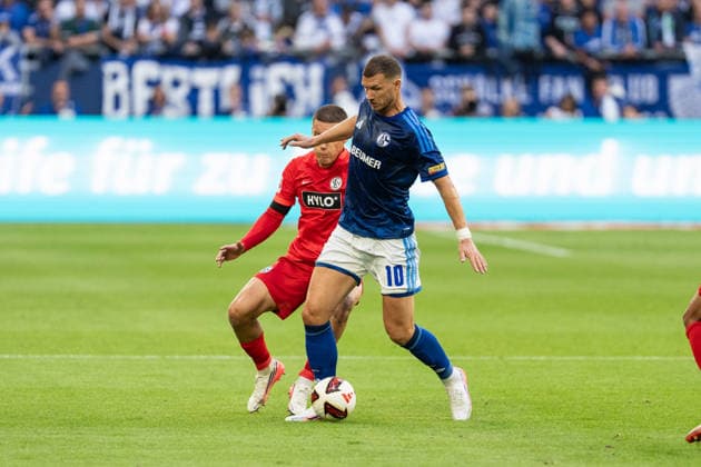 September 20, 2026, GER, Bundesliga 1, Matchday 4, FC Schalke 04 vs. SV Elversberg Edin Džeko Dzeko FC Schalke 04, 10 Full-body shot, ball at his feet during a tackle, Gelsenkirchen, VELTINS Arena, Gelsenkirchen, Germany Copyright: xnordphotoxGmbHx xChristianxSchulzex