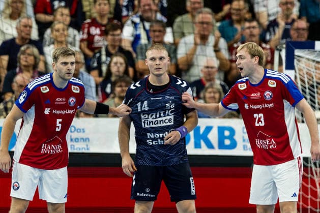 Opel HBL SG Flensburg Handewitt vs. Handball Club Hamburg, September 20, 2026—Battle in the Circle: Oliver Norlyk (No. 05), Handball Club Hamburg; Emil Bergholt (No. 14), SG Flensburg Handewitt, Einar Olafsson 23, Handball Club Hamburg Opel HBL SG Flensburg Handewitt vs. Handball Club Hamburg, GGW Arena on September 26, 2020 Copyright: xBEAUTIFULxSPORTS MarioxM.xKobergx