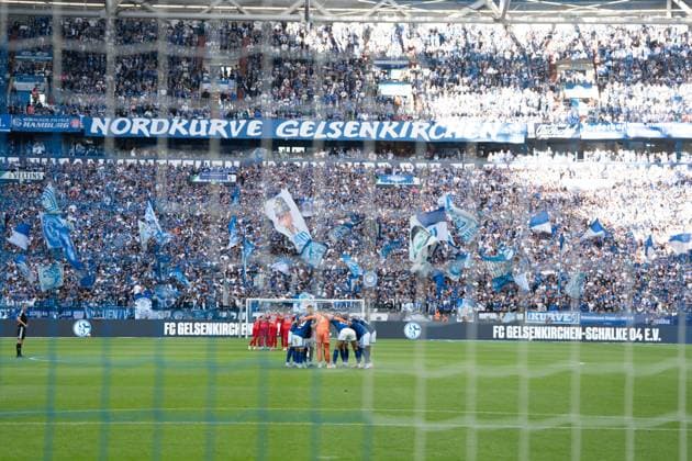 FC Schalke 04 v SV Elversberg - 2. Bundesliga Players of FC Schalke 04 form a huddle prior to the 2. Bundesliga match between FC Schalke 04 and SV Elversberg at VELTINS-Arena on September 20, 2026 in Gelsenkirchen, Germany. Gelsenkirchen VELTINS-Arena North Rhine-Westphalia Germany Copyright: xTaiseixIwamotox