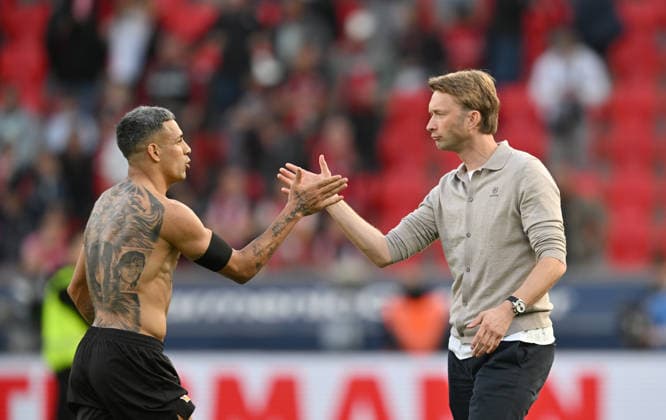 l r Facundo Medina (Bayer Leverkusen) and Simon ROLFES (Bayer Leverkusen), members of the sports management team, high-five each other after the game. Soccer, 1. Bundesliga, Matchday 4, Bayer 04 Leverkusen vs. RB Leipzig, on September 20, 2026, in Leverkusen, Germany. DFL regulations prohibit any use of photographs as image sequences and or quasi-video.