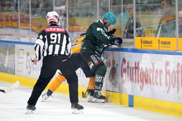 Lois Spitzner (Bietigheim Steelers), No. 13, in a battle along the boards with John Broda (Lausitzer Fuechse), No. 24; Bietigheim Steelers vs. Lausitzer Fuechse, ice hockey, DEL 2, 2026–2027 season, September 20, 2026: Bietigheim Steelers vs. Lausitzer Fuechse, ice hockey, DEL 2, 2026–2027 season, September 20, 2026: Bietigheim Copyright: xEibner-Pressefotox EP_TBR