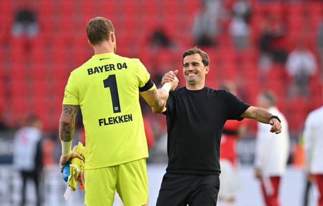 Goalkeeper Mark Flekken of Bayer Leverkusen and coach Carles Martinez of Bayer Leverkusen high-five each other after the game. Soccer, Bundesliga 1, Matchday 4, Bayer 04 Leverkusen vs. RB Leipzig, on September 20, 2026, in Leverkusen, Germany. DFL regulations prohibit any use of photographs as image sequences and or quasi-video.
