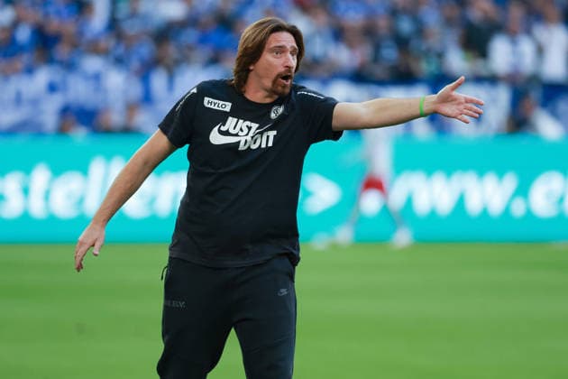 1 Bundesliga: FC Schalke 04 vs. SV Elversberg on September 20, 2026, at the Veltins Arena in Schalke; Coach Vincent Wagner of Elversberg shouts instructions MH