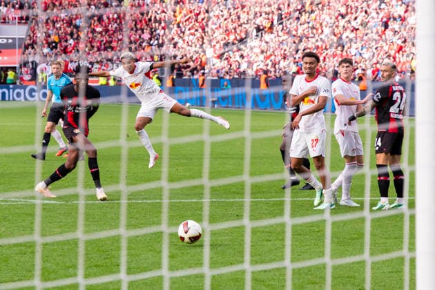 September 20, 2026, Soccer, Matchday 4 of the 1. Bundesliga, Bayer 04 Leverkusen vs. RB Leipzig: Edmond Tapsoba (Bayer 04 Leverkusen), Antonio Nusa (RB Leipzig), Leverkusen, BayArena, North Rhine-Westphalia, Germany, xRHR, PHOTO DEx Copyright: DennisxEwert RHR-FOTOx RHR-FOTO DE