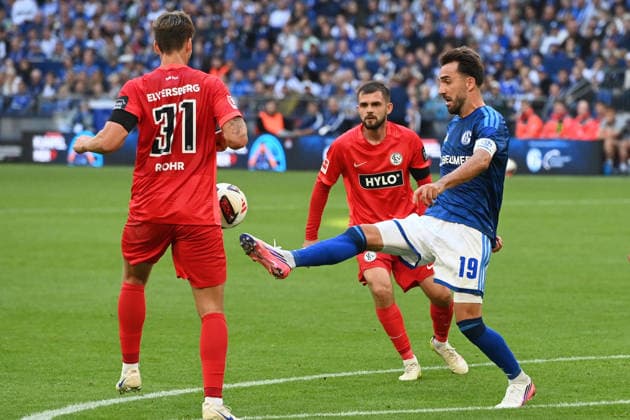 Kenan KARAMAN (GE) vs. Maximilian ROHR (Elversberg) – Action, Tackle, FC Schalke 04 vs. SV 07 Elversberg, soccer, Bundesliga 1, Matchday 3, on September 20, 2026, at the Veltins Arena in Gelsenkirchen, Germany. DFL regulations prohibit any use of photographs as image sequences and or quasi-video.