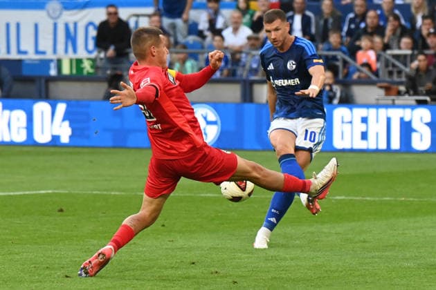Edin DZEKO (GE) vs. Lukas PINCKERT (Elversberg) – Action, Tackle, FC Schalke 04 vs. SV 07 Elversberg Soccer Bundesliga 1, Matchday 3, on September 20, 2026, at the Veltins Arena in Gelsenkirchen, Germany. DFL regulations prohibit any use of photographs as image sequences and or quasi-video.