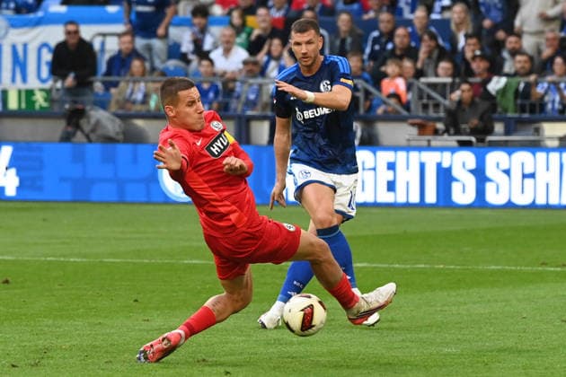 Edin DZEKO (GE) vs. Lukas PINCKERT (Elversberg) — Action, Tackle, FC Schalke 04 vs. SV 07 Elversberg Soccer Bundesliga 1, Matchday 3, on September 20, 2026, at Veltins Arena in Gelsenkirchen, Germany. DFL regulations prohibit any use of photographs as image sequences and or quasi-video. Â