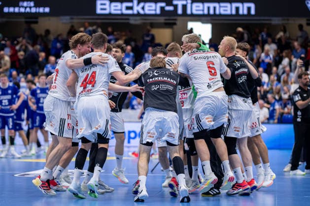 The HC Erlangen players celebrate after their 28–33 victory in the match between GER, TBV Lemgo Lippe and HC Erlangen, handball, 1st Bundesliga, Matchday 5, 2026–2027 season, September 20, 2026, GER, TBV Lemgo Lippe vs. HC Erlangen, Handball, 1st Bundesliga, Matchday 5, 2026–2027 season, September 20, 2026, Lemgo Copyright: xEibner-Pressefoto JanxRollingerx EP_JSK
