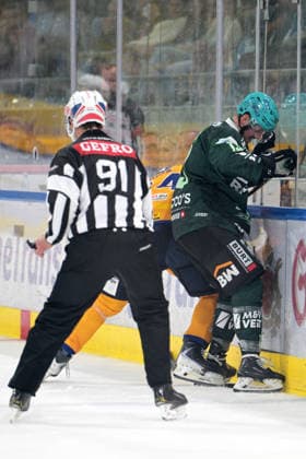 Lois Spitzner (Bietigheim Steelers), No. 13, in a battle along the boards with John Broda (Lausitzer Fuechse), No. 24; Bietigheim Steelers vs. Lausitzer Fuechse, ice hockey, DEL 2, 2026–2027 season, September 20, 2026, Bietigheim Steelers vs. Lausitzer Fuechse, ice hockey, DEL 2, 2026–2027 season, September 20, 2026, Bietigheim Copyright: xEibner-Pressefotox EP_TBR