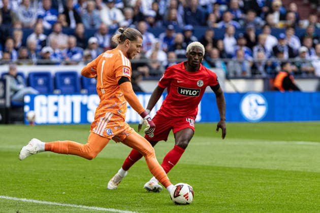 1 Bundesliga FC Schalke 04 vs. SV Elversberg, September 20, 2026, Loris Karius, FC Schalke 04, 1, David Mokwa, SV Elversberg, 42 1, Soccer Bundesliga, Matchday 4, FC Schalke 04 vs. SV Elversberg, Veltins Arena, Gelsenkirchen, September 20, 2026. DFL regulations prohibit any use of photographs as image sequences and or quasi-video. Copyright: xBEAUTIFULxSPORTS Buriakovx