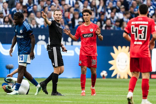 Germany 1 Bundesliga 2026–2027, Matchday 4: FC Schalke 04 vs. SV Elversberg, September 20, 2026, Veltins Arena, Gelsenkirchen, North Rhine-Westphalia; Noah Darvich (Elversberg), Dr. Robin Braun (referee), yellow card Copyright: xCelinaxLeiersx