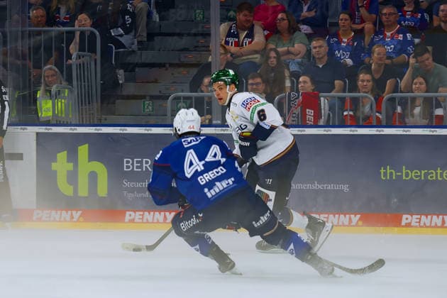 From left in a one-on-one battle: Anthony Greco (Adler Mannheim), 44, Kai Wissmann (Eisbären Berlin), 6 GER Adler Mannheim Eisbären Berlin Ice Hockey DEL Matchday 2, 2026–2027 Season, September 20, 2026 GER Adler Mannheim Eisbären Berlin Ice Hockey PENNY DEL Matchday 2, 2026–2027 Season,September 20, 2026, Mannheim Copyright: xEibner-Pressefoto JoergxHirschx EP_JHH