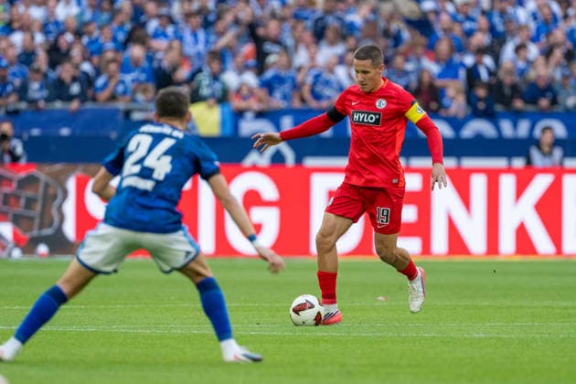 Adil Aouchiche (Schalke 04), 24, marks Lukas Pinckert (SV Elversberg), 19; FC Schalke 04 vs. SV Elversberg, Soccer, Bundesliga, Matchday 4, 2026–27 Season, September 20, 2026, DFL regulations prohibit any use of photographs as image sequences and or quasi-video. FC Schalke 04 vs. SV Elversberg, soccer, Bundesliga, Matchday 4, 2026–27 Season, September 20, 2026, Gelsenkirchen Copyright: xEibner-Pressefoto LukasxBaldygax EP_LBA