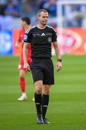 Soccer, Bundesliga 1, 20260920, FC Schalke 04 vs. SC 07 Elversberg Pictured: Referee Robin BRAUN, Gelsenkirchen, Veltins Arena, North Rhine-Westphalia, Germany Copyright: Passion2Press MarkusxFischerx