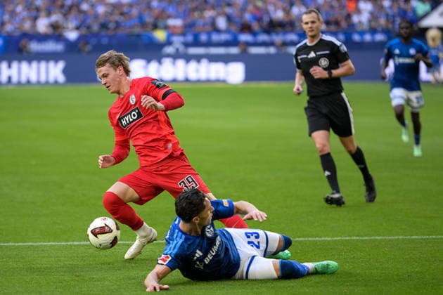 Soccer, Bundesliga 1, 20260920, FC Schalke 04 vs. SC 07 Elversberg. Pictured, from left: Cole CAMPBELL (Elversberg, 39) and Soufiane EL FAOUZI (Schalke, 23). Gelsenkirchen, Veltins Arena, North Rhine-Westphalia, Germany Copyright: Passion2Press MarkusxFischerx