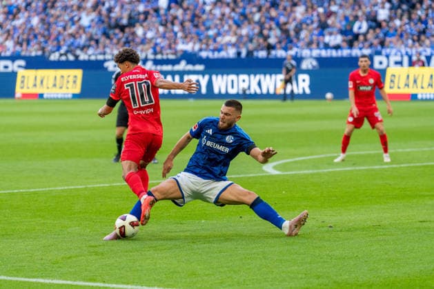 Noah Darvich (SV Elversberg), 10, clears the ball in the penalty area from Hasan Kurucay (Schalke 04), 04, tackle between FC Schalke 04 and SV Elversberg, soccer, Bundesliga, Matchday 4, 2026–27 season, September 20, 2026, DFL regulations prohibit any use of photographs as image sequences and or quasi-video; FC Schalke 04 vs. SV Elversberg, soccer, Bundesliga, Matchday 4, 2026–27 season, September 20, 2026, Gelsenkirchen Copyright: xEibner-Pressefoto LukasxBaldygax EP_LBA