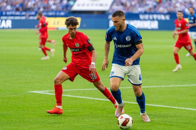 Noah Darvich (SV Elversberg, No. 10) tackles Hasan Kurucay (Schalke 04), 04, who has the ball, FC Schalke 04 vs. SV Elversberg, Soccer, Bundesliga, Matchday 4, 2026–27 Season, September 20, 2026, DFL regulations prohibit any use of photographs as image sequences and or quasi-video. FC Schalke 04 vs. SV Elversberg, Soccer, Bundesliga, Matchday 4, 2026–27 season, September 20, 2026, Gelsenkirchen Copyright: xEibner-Pressefoto LukasxBaldygax EP_LBA