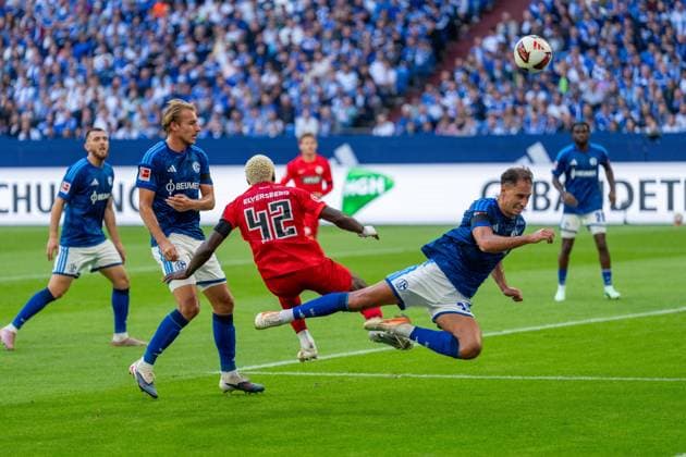 Hasan Kurucay, Schalke 04, 04; Timo Becker, Schalke 04, 05; David Mokwa (SV Elversberg), 42, collides in midair with Nikola Katic (Schalke 04), 25, and the ball goes out of bounds. FC Schalke 04 vs. SV Elversberg, soccer, Bundesliga, Matchday 4, 2026–27 season, September 20, 2026, DFL regulations prohibit any use of photographs as image sequences and or quasi-video, FC Schalke 04 vs. SV Elversberg, soccer, Bundesliga, Matchday 4, 2026–27 Season, September 20, 2026, Gelsenkirchen Copyright: xEibner-Pressefoto LukasxBaldygax EP_LBA