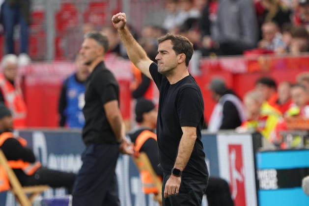 Leverkusen Soccer, Bundesliga Season 2026–2027: Bayer 04 Leverkusen vs. RB Leipzig, September 20, 2026, BayArena, Leverkusen—Carles Martinez, coach of Bayer 04 Leverkusen, celebrates; action shot, still image