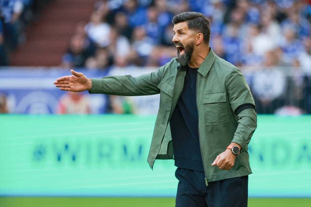 1 Bundesliga: FC Schalke 04 vs. SV Elversberg on September 20, 2026, at the Veltins Arena in Schalke; Coach Miron Muslic; Schalke shouts out instructions MH