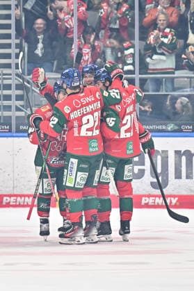 Penny DEL: Augsburger Panther vs. Schwenninger Wild Wings, September 20, 2026, AUGSBURG, GERMANY September 20. The home team celebrates after Alec McCREA of the Augsburger Panther 3 scores the 1–0 goal during the Penny DEL match between the Augsburger Panther and the Schwenninger Wild Wings on Matchday 2 at Curt Frenzel Stadium. Copyright: xBEAUTIFULxSPORTS Goldbergx