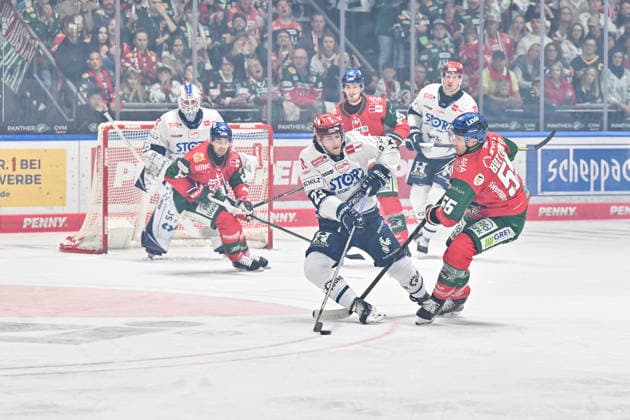 Penny DEL: Augsburger Panther vs. Schwenninger Wild Wings, September 20, 2026, AUGSBURG, GERMANY, September 20: Reed LEBSTER of the Schwenninger Wild Wings (No. 23) and Ryan BUTTON of the Augsburger Panther (No. 55) face off during the Penny DEL match between the Augsburger Panther and the Schwenninger Wild Wings on Matchday 2 at Curt Frenzel Stadium Copyright: xBEAUTIFULxSPORTS Goldbergx