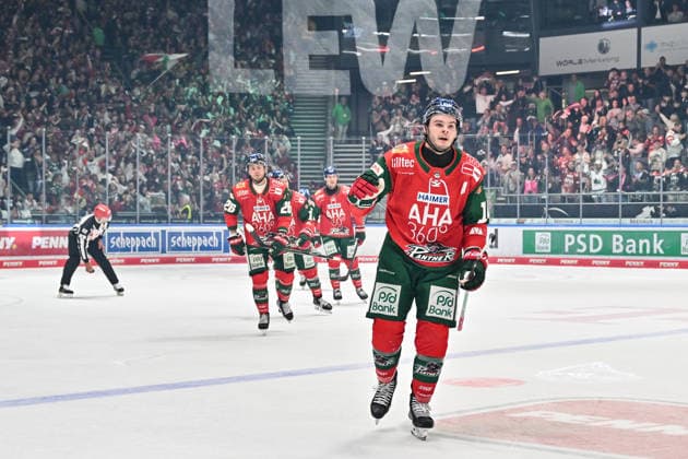 Penny DEL: Augsburger Panther vs. Schwenninger Wild Wings, September 20, 2026, AUGSBURG, GERMANY September 20: The home team celebrates after D. J. Busdeker of the Augsburger Panther (No. 14) scores to make it 2–0 during the Penny DEL match between the Augsburger Panther and the Schwenninger Wild Wings on Matchday 2 at Curt Frenzel Stadium Copyright: xBEAUTIFULxSPORTS Goldbergx