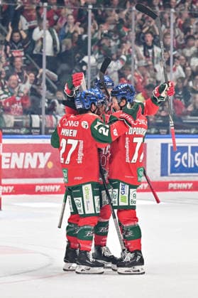 Penny DEL: Augsburger Panther vs. Schwenninger Wild Wings, September 20, 2026, AUGSBURG, GERMANY September 20 The home team celebrates after Enrico HENRIQUEZ (No. 52) scored to make it 3–0 for the Augsburger Panther during the Penny DEL match between the Augsburger Panther and the Schwenninger Wild Wings on Match Day 2 at Curt Frenzel Stadium Copyright: xBEAUTIFULxSPORTS Goldbergx