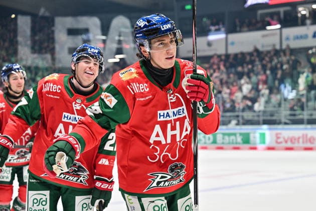 Penny DEL: Augsburger Panther vs. Schwenninger Wild Wings, September 20, 2026, AUGSBURG, GERMANY September 20 The home team celebrates after Enrico HENRIQUEZ (No. 52) scored to make it 3–0 for the Augsburger Panther during the Penny DEL match between the Augsburger Panther and the Schwenninger Wild Wings on Match Day 2 at Curt Frenzel Stadium Copyright: xBEAUTIFULxSPORTS Goldbergx