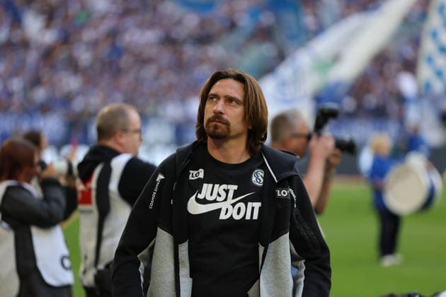 Gelsenkirchen, Germany, September 20, 2026, 1st Bundesliga 2026–2027, Matchday 4: FC Schalke 04 vs. SV Elversberg. Pictured: Coach Vincent Wagner of SV Elversberg looking pensive on the field. DFB and DFL regulations prohibit any use of photographs as image sequences and or quasi-video. Veltins Arena, North Rhine-Westphalia Copyright: xFotostandx xFWMEDIAx