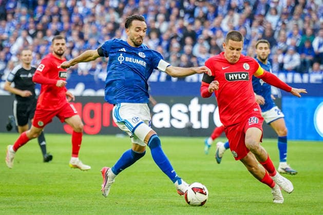 German Soccer Bundesliga 2026–2027, Matchday 4: FC Schalke 04 vs. SV Elversberg at Veltins Arena in Gelsenkirchen—Kenan Karaman (FC Schalke 04, 19) and Lukas Pinckert (SV Elversberg, 19) in a tackle; facial expressions, emotions Copyright: xJOERANxSTEINSIEKx