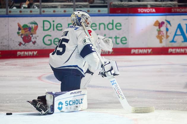 Portrait, Simon Wolf of the Schwenninger Wild Wings, age 35, with the puck behind him after conceding a goal, GER, Augsburger Panther vs. Schwenninger Wild Wings, ice hockey, PENNY DEL, Matchday 2, 2026–2027 season, September 20, 2026, Germany, Augsburger Panther vs. Schwenninger Wild Wings, ice hockey, PENNY DEL, Matchday 2, 2026–2027 season, September 20, 2026, Germany Copyright: xEibner-Pressefoto GeraldxOelze-dexStoppanyx EP_ODS