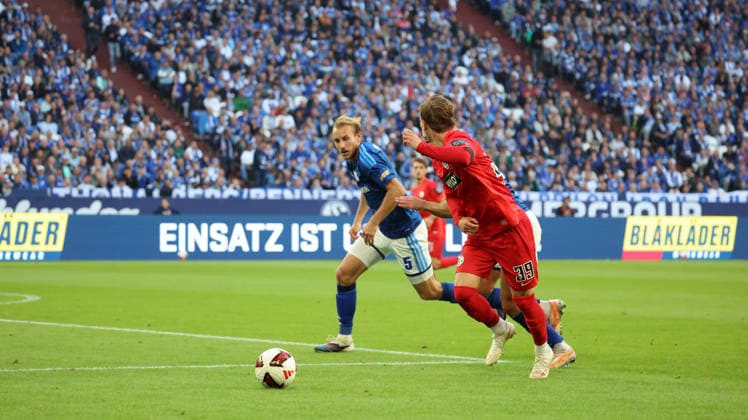 September 20, 2026, xrekx, Soccer 1. Bundesliga, FC Schalke 04 vs. SV Elversberg, Timo Becker (FC Schalke 04), Cole Campbell (SV 07 Elversberg), DFL, DFB. REGULATIONS PROHIBIT ANY USE OF PHOTOGRAPHS AS IMAGE SEQUENCES AND OR QUASI-VIDEO. Gelsenkirchen