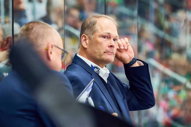 Portrait, Close-up: Steve Walker, Schwenninger Wild Wings, Head Coach, deep in thought; GER, Augsburger Panther vs. Schwenninger Wild Wings, Ice Hockey, PENNY DEL, Matchday 2, 2026–2027 Season, September 20, 2026 GER, Augsburger Panther vs. Schwenninger Wild Wings, ice hockey, PENNY DEL, Matchday 2, 2026–2027 season, September 20, 2026 Germany Copyright: xEibner-Pressefoto GeraldxOelze-dexStoppanyx EP_ODS