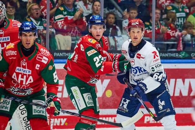 Ryan Button, Augsburger Panther, 55, Jimmy Lambert, Augsburger Panther, 23, Boaz Bassen, Schwenninger Wild Wings, 64 GER, Augsburg Panthers vs. Schwenningen Wild Wings, Ice Hockey, PENNY DEL, Matchday 2, 2026–2027 Season, September 20, 2026 GER, Augsburger Panther vs. Schwenninger Wild Wings, Ice Hockey, PENNY DEL, Matchday 2, 2026–2027 Season, September 20, 2026 Germany Copyright: xEibner-Pressefoto GeraldxOelze-dexStoppanyx EP_ODS