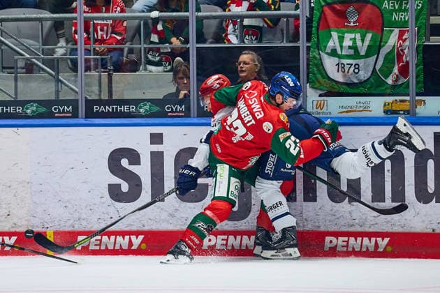 Fight Along the Board: Tim Wohlgemuth (Augsburger Panther), 33, Boaz Bassen (Schwenninger Wild Wings), 64 GER, Augsburger Panther vs. Schwenninger Wild Wings, Ice Hockey, PENNY DEL, Matchday 2, 2026–2027 Season, September 20, 2026 GER, Augsburger Panther vs. Schwenninger Wild Wings, Ice Hockey, PENNY DEL, Matchday 2, 2026–2027 Season, September 20, 2026 Germany Copyright: xEibner-Pressefoto GeraldxOelze-dexStoppanyx EP_ODS