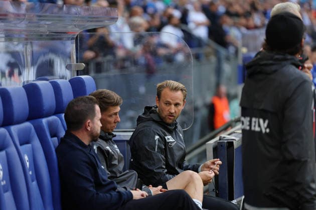 Gelsenkirchen, Germany, September 20, 2026, Bundesliga 1, 2026–2027 Season, Matchday 4: FC Schalke 04 vs. SV Elversberg. Pictured on the right: Elversberg’s assistant coach Pascal Bieler in conversation with the DFB and DFL management team. DFB and DFL regulations prohibit any use of photographs as image sequences and or quasi-video. Veltins Arena, North Rhine-Westphalia Copyright: xFotostandx xFWMEDIAx