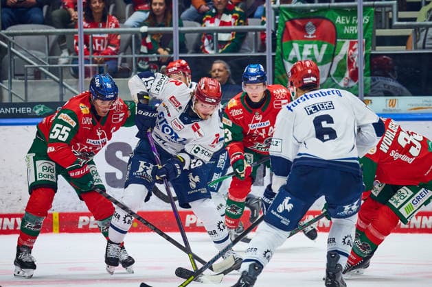 Ryan Button, Augsburger Panther, 55; Hakon Haenelt, Schwenninger Wild Wings, 19; Jimmy Lambert, Augsburger Panther, 23; Alex Peters, Schwenninger Wild Wings, 06, Tim Wohlgemuth, Augsburg Panthers, 33 GER, Augsburg Panthers vs. Schwenninger Wild Wings, Ice Hockey, PENNY DEL, Matchday 2, 2026–2027 Season, September 20, 2026 GER, Augsburg Panthers vs. Schwenninger Wild Wings, Ice Hockey, PENNY DEL, Matchday 2, 2026–2027 Season, September 20, 2026 Germany Copyright: xEibner-Pressefoto GeraldxOelze-dexStoppanyx EP_ODS