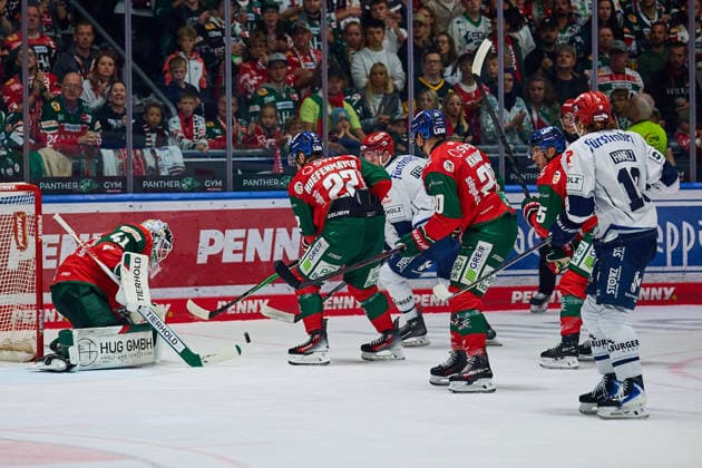 Peyton Jones, Augsburger Panther, 41, under pressure; Noel Hoefenmayer, Augsburger Panther, 22, GER, Augsburger Panther vs. Schwenninger Wild Wings, ice hockey, PENNY DEL, Matchday 2, 2026–2027 season, September 20, 2026, GER, Augsburg Panthers vs. Schwenningen Wild Wings, ice hockey, PENNY DEL, Matchday 2, 2026–2027 season, September 20, 2026, Germany Copyright: xEibner-Pressefoto GeraldxOelze-dexStoppanyx EP_ODS