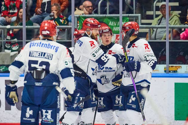 Sebastian Uvira (Schwenninger Wild Wings, 93) celebrates his goal to make it 5–2; on the left, Alex Trivellato (Schwenninger Wild Wings, 53), Boaz Bassen (Schwenninger Wild Wings, 64), and Arkadiusz Dziambor (Schwenninger Wild Wings, 16 GER), Augsburger Panther vs. Schwenninger Wild Wings, ice hockey, PENNY DEL, Matchday 2, 2026–2027 season, September 20, 2026 GER, Augsburger Panther vs. Schwenninger Wild Wings, Ice Hockey, PENNY DEL, Matchday 2, 2026–2027 Season, September 20, 2026 Germany Copyright: xEibner-Pressefoto GeraldxOelze-dexStoppanyx EP_ODS