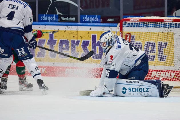 Simon Wolf, Schwenninger Wild Wings, 35, under pressure; GER, Augsburger Panther vs. Schwenninger Wild Wings, ice hockey, PENNY DEL, Matchday 2, 2026–2027 season, September 20, 2026 GER, Augsburger Panther vs. Schwenninger Wild Wings, Ice Hockey, PENNY DEL, Matchday 2, 2026–2027 Season, September 20, 2026 Germany Copyright: xEibner-Pressefoto GeraldxOelze-dexStoppanyx EP_ODS