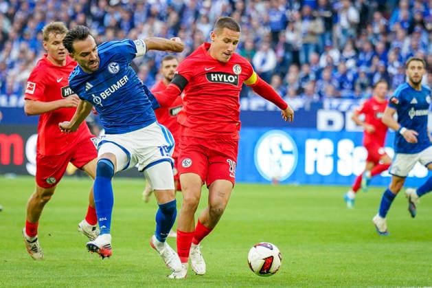 German Soccer Bundesliga 2026–2027, Matchday 4: FC Schalke 04 vs. SV Elversberg at Veltins Arena in Gelsenkirchen. Kenan Karaman (FC Schalke 04, 19) and Lukas Pinckert (SV Elversberg, 19) in a tackle; facial expressions, emotions Copyright: xJOERANxSTEINSIEKx